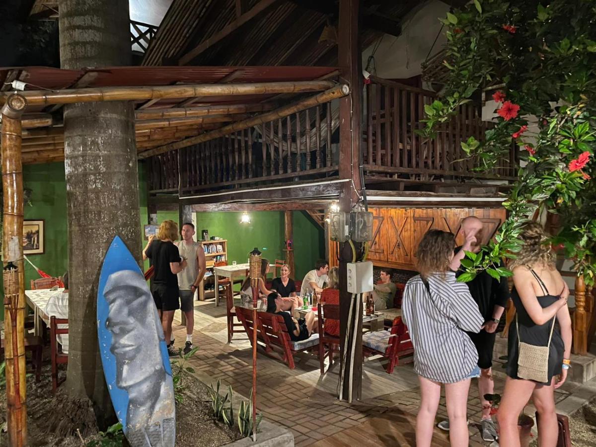 Hostal Moai Montañita Eksteriør billede