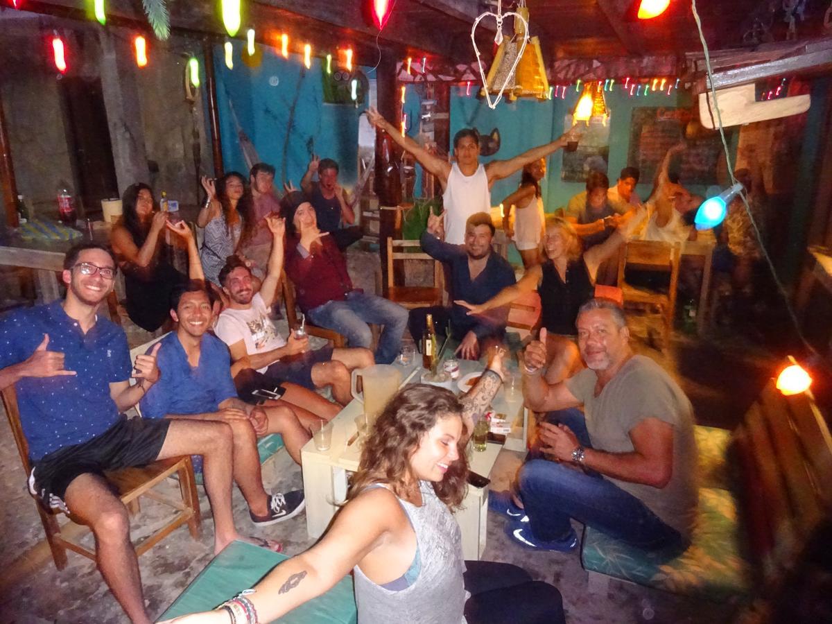 Hostal Moai Montañita Eksteriør billede